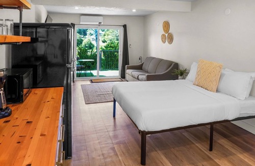 Lake Cowichan Hotel | Riverside Studio | Kitchenette, Firepit, BBQ, Dock