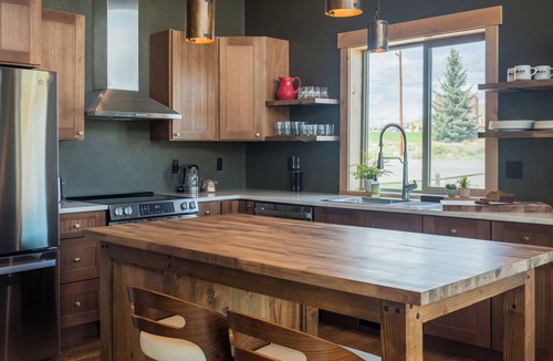 Cody Cabin | Roam Luxury cabin w/2 kings + queen, exclusive access to Grand Pergola w/fire pit & griddle