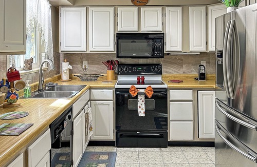 Glenwood Springs House | Roaring Fork Retreat Hot Tub Pet-Friendly