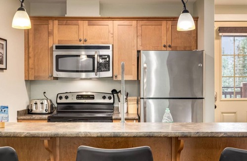 Golden Apartment | Rockies Escape, Skiing, Hiking & Private Hot Tub
