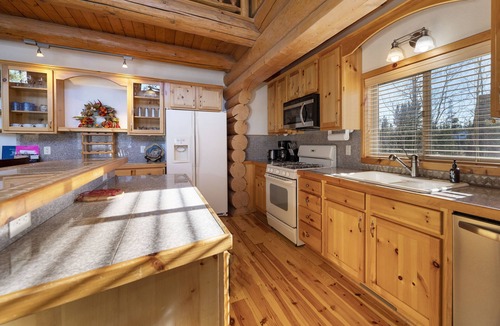 Grand Lake Cabin | Rocky Mountain cabin w/fireplace & deck