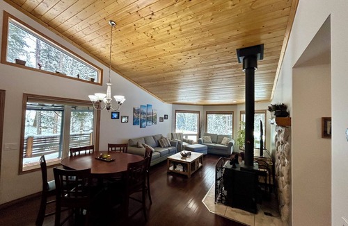Nordegg Cottage | Rocky Mountain Retreat: Private 2 Acres & Hot Tub