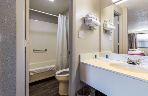 North Canton Hotel | Rodeway Inn Near Hall of Fame