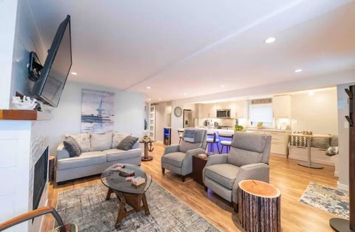 Regional District of Nanaimo Apartment | Romantic 1-bedroom sute with AC in Nanaimo across the street from the seawall