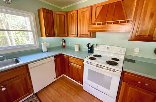 Camden House | Romantic Coastal Escape near Harbor