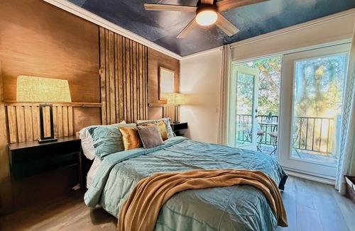 Orlando Cottage | Romantic Lakefront Getaway with Balcony near Downtown Orlando