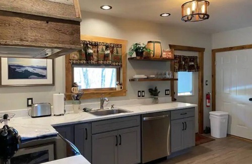 Bolton Landing Apartment | Romantic Spring Getaway-Close to Bolton downtown