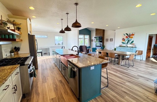 Spearfish House | Roof Top Deck-Hot Tub-Steam Shower-Arcade Games-4car Garage-Chef`s Kitchen