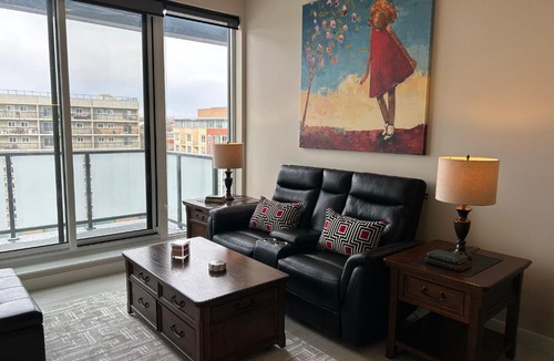 Kensington Apartment | Rooftop Terrace, Air Conditioning, Sunnyside King Bed, Parking, Kensington C-Train, Top Property