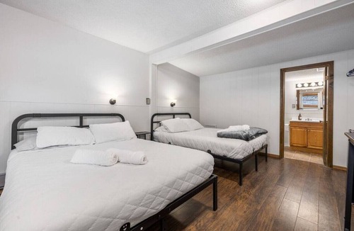 Deadwood Hotel | Room 16 – Classic Comfort