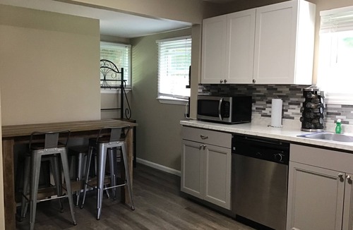 Cumings Beach Park House | Rosko Ranch 1/4 mi from Lake Erie. Minutes from wineries & GOTL