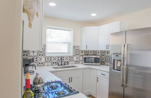 Pueblo Alto Apartment | Route 66: Retro Retreat. Studio apartment with hot tub and full kitchen.