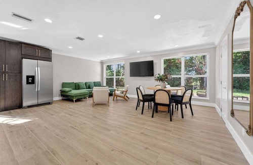 North Palm Beach House | Royal Palm Villa - 8 beds - Pet Freindly