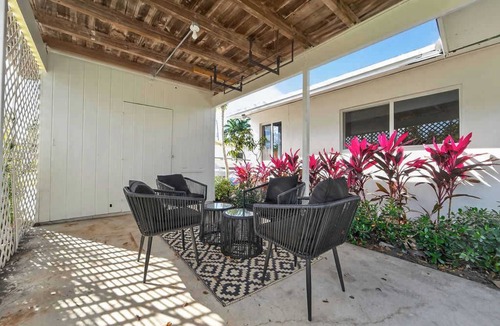 North Palm Beach House | Royal Palm Villa - 8 beds - Pet Freindly