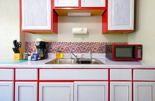 Cleveland House | Rubi Lounge: Cozy 2BR Lower Unit | Patio, Porch & Parking 8 Mins to Downtown