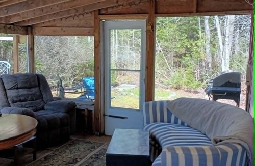 West Tremont House | Rustic 3 bedroom charmer in the West Tremont woods