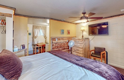 Cedaredge Cabin | Rustic cabin with magnificent shared amenities
