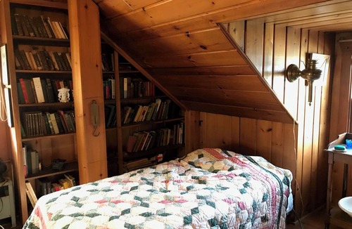 Madison-on-the-Lake Cottage | Rustic, Cozy 3-bedroom Cottage Directly on Lake Erie with WiFi,