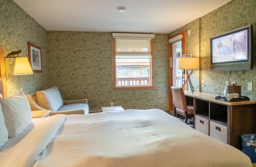 Banff Hotel | Rustic & Cozy Getaway |Amazing Cave-inspired +Pool