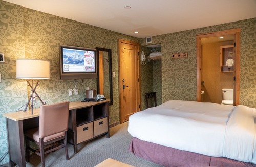 Banff Hotel | Rustic & Cozy Getaway |Amazing Cave-inspired +Pool