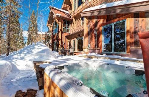 Baldy Mountain House | Rustic-elegance wrapped in custom mountain luxury, steps from Baldy Hiking Trail and shuttle stop