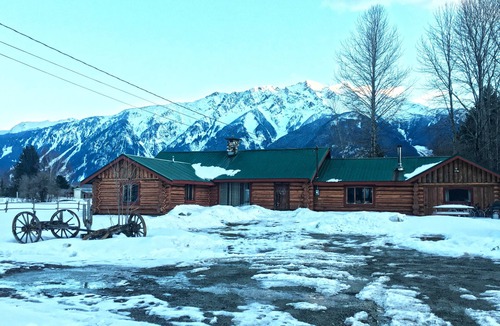 Pemberton House | Rustic Log Home - Great for Outdoor Groups