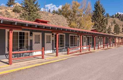 Almont House | Rustic Luxury Meets Nature: Cabins, Fishing & Mountain Adventures