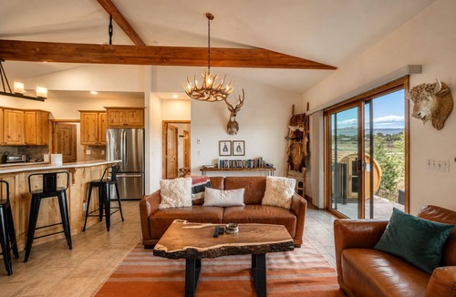 Buena Vista House | 🏔️ Rustic mountain retreat w/stunning views 🫧 Hot tub, barrel sauna & refreshing cold plunge ✨ Two outdoor living spaces with fire table, grill & smoker 💦 Steam shower in primary suite 🍽️ Indoor-outdoor gathering spaces perfect for