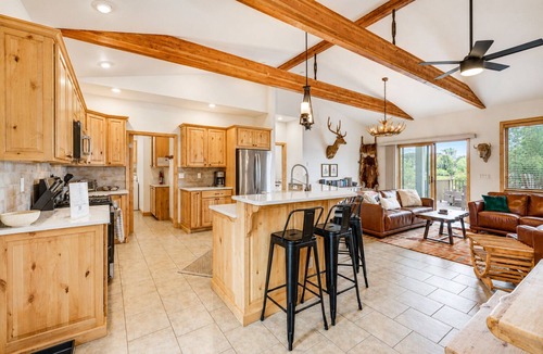 Buena Vista House | 🏔️ Rustic mountain retreat w/stunning views 🫧 Hot tub, barrel sauna & refreshing cold plunge ✨ Two outdoor living spaces with fire table, grill & smoker 💦 Steam shower in primary suite 🍽️ Indoor-outdoor gathering spaces perfect for