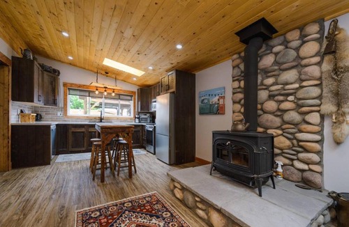 Sylvan Lake House | Rustic Old West Cabin 1 Block to Beach Accessible Private Yard