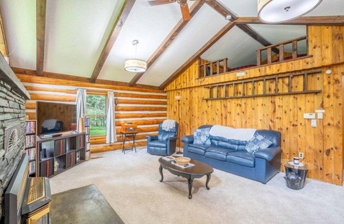 Custer Resort | Rustic Roost Log Cabin | 1 Bed, 1 Bath