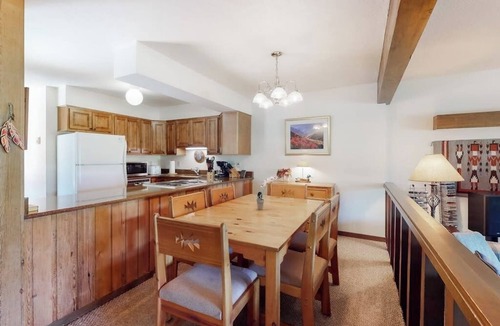 Jackson Condo | Rustic townhome near golf course with private sauna & deck