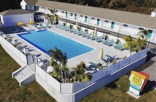 Rye Apartment | Rye Motor Inn - Deluxe Queen Studio Apartment - ADULTS ONLY