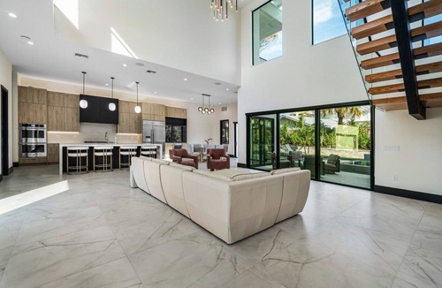 Juno Beach House | SALT HAUSBrandNew! 6BR/6BA Contemporary Retreat, Heated Pool/Spa. Walk to Beach!