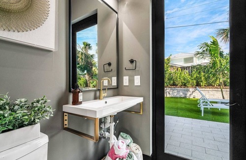 Juno Beach House | SALT HAUSBrandNew! 6BR/6BA Contemporary Retreat, Heated Pool/Spa. Walk to Beach!