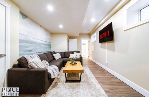 Mayfield Apartment | Sanctuary Suite - KingBed - Wifi - Near WEM/Rogers