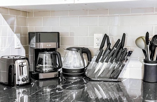 Mayfield Apartment | Sanctuary Suite - KingBed - Wifi - Near WEM/Rogers