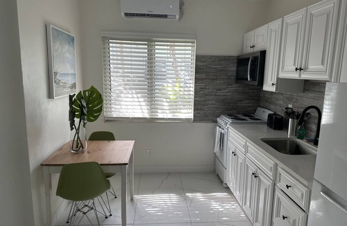 Lauderdale-by-the-Sea Hotel | Sapphire by the Sea Unit 9 - King Pool View Suite King, kitchen, heated pool