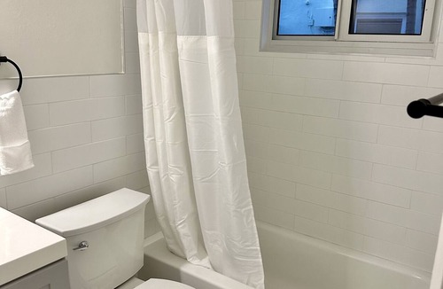 Lauderdale-by-the-Sea Hotel | Sapphire by the Sea Unit 9 - King Pool View Suite King, kitchen, heated pool