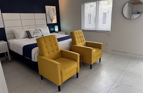 Lauderdale-by-the-Sea Hotel | Sapphire by the Sea Unit 3 - King Bed, kitchen, pool view, Sleeps 2