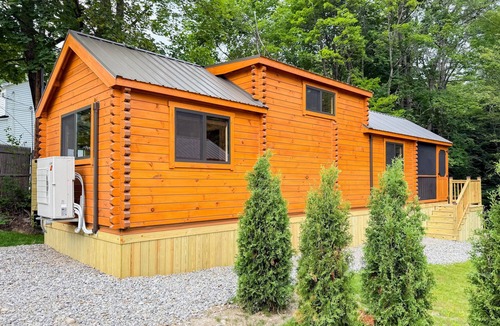 Lincoln Cabin | SaunaHaus | Log Cabin + Private Sauna by the Brook