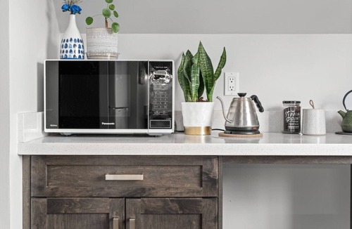 Bridgeland House | Scarlet Manor | Mid Century Zen Suite. 1 BR. Near DT, C-train.