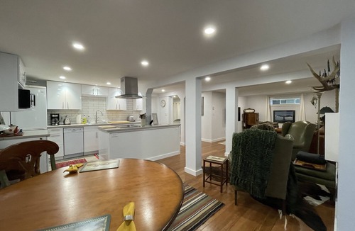 Sooke House | Scarlet Oak: Ground level suite in a heritage country home and garden.