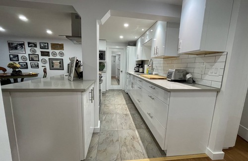 Sooke House | Scarlet Oak: Ground level suite in a heritage country home and garden.
