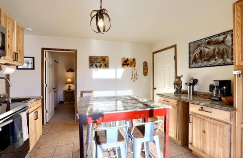 Twin Lakes Cabin | Scenic Mountainside Cabin with BBQ and Fast WiFi