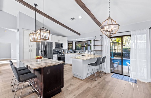 Greenview Shores House | Screened Pool + Firepit + Outdoor Lounge | Mins to WEF + Polo | Palm & Pool