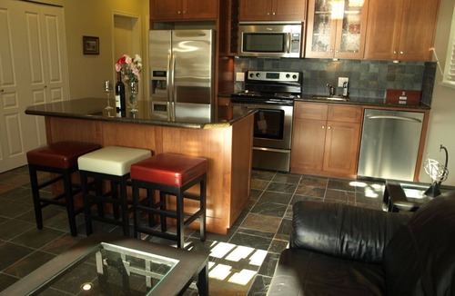 Port Moody Apartment | Sea Coast Inn One Bedroom Ocean Front Apartment With full Kitchen
