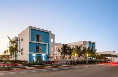 East Fort Lauderdale Hotel | Sea Glass Beach Place, Trademark Collection by Wyndham