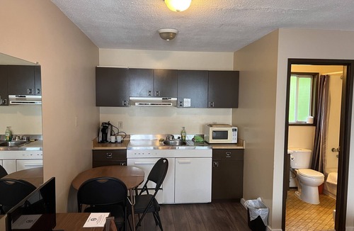 Queen Charlotte Hotel | Sea Raven Motel