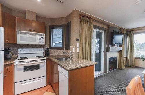 Regional District of Nanaimo Apartment | Sea Shore Retreat Feel at Home by the Sea